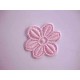 Een opnaaibare zachtroze bloemapplicatie met een doorsnee van 50 mm  Prijs per stuk.
