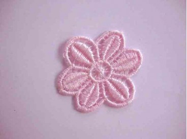Een opnaaibare zachtroze bloemapplicatie met een doorsnee van 50 mm  Prijs per stuk.