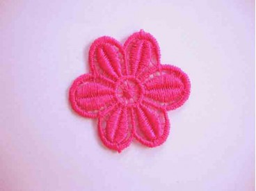 Een opnaaibare pinkkleurige bloemapplicatie met een doorsnee van 50 mm  Prijs per stuk.