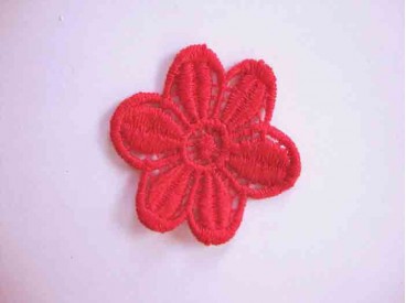 Een opnaaibare rode bloemapplicatie met een doorsnee van 50 mm  Prijs per stuk.