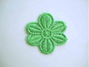 Een opnaaibare appelgroene bloemapplicatie met een doorsnee van 50 mm  Prijs per stuk.