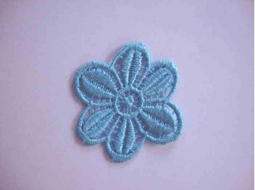 Een opnaaibare aquakleurige bloemapplicatie met een doorsnee van 50 mm  Prijs per stuk.