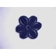 Een opnaaibare donkerblauwe bloemapplicatie met een doorsnee van 50 mm  Prijs per stuk.