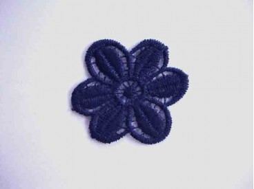 Een opnaaibare donkerblauwe bloemapplicatie met een doorsnee van 50 mm  Prijs per stuk.