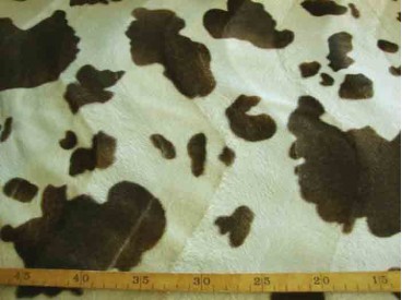 Een bontachtige velboa bruine koeien print. Naar 2 kanten, in golf, geschoren. Voor kleding, decoratie. 100%pes 1.60 mtr.br.