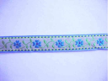 Lichtzand kleurig sierband met een aqua bloem en een lichtblauw randje.  20 mm. breed