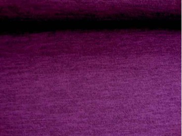 Een soepelvallende, gemeleerde en gebreide paarse tricot.  95%pl./5%sp.  1.50 mtr. br.