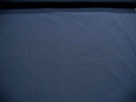 Een effen donkerblauwe katoen die past bij de donkerblauwe boerenbont ruiten, stippen en combi stoffen.  100% katoen  1.45 mtr.b