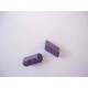 Een Paarse 2 gaats hoorn knebelknoop. van 22mm. lang en 10 mm. doorsnee
