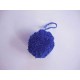 Een kobalt kleurig pom pom bolletje met een doorsnee van 4 cm. en een bevestigings draadje.  Leuk voor het garneren van mutsen c