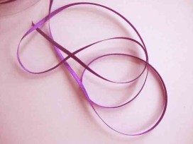 Paars  satijnlint dubbelzijdig van 3 mm. breed.