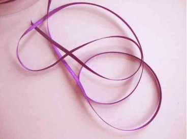 Paars  satijnlint dubbelzijdig van 3 mm. breed.