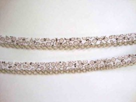 Biaisband Wit met zandkleurige besjes en een zand ruche 76