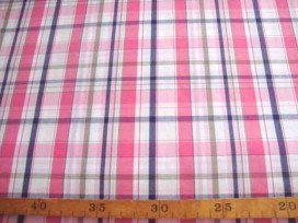 Katoen Wit met roze, taupe, marine ruit 78530