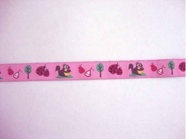 Een roze sierbandje met eekhoorntjes en lieveheersbeestjes.  15 mm. breed
