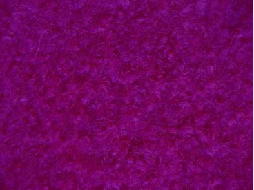 Een mooie zware kwaliteit voorgekookte donker cyclaamkleurige boucle wol.  Zeer geschikt voor jasjes Rafelt niet!  100% wol  1.4