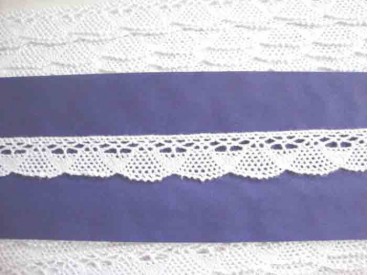 Wit katoen kant lijkt gehaakt 20 mm. 936B