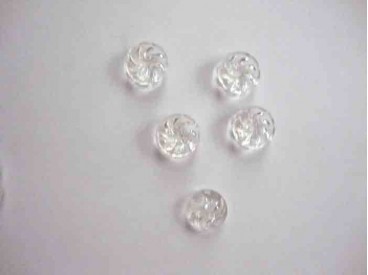 Een wit doorschijnende kunststof bloemknoop met een doorsnee van 13 mm.