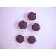 Paars kleurige kunststof knoop met een zwarte stip. Doorsnee van 15 mm.