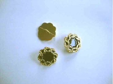 Een metalen damesknoop met zwart/gouden vlecht. Doorsnee 20mm.