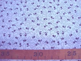 Een witte katoen met een zwarte kleine bloemprint. 100% katoen. 1.45 mtr.br.