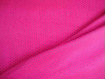 Een pinkkleurige tricot met mini grijze stippen. Rekt zowel in de breedte als in de lengte. 95%co/5%el. 1,50 mtr. br. 200gr/m2 