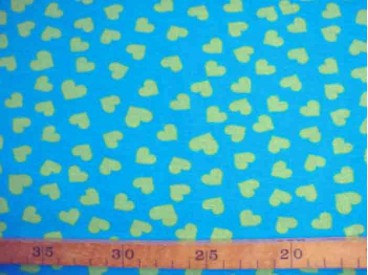 Een aquakleurige tricot met limekleurige hartjes. Rekt zowel in de breedte als in de lengte. 95%co/5%el. 1,50 mtr. br. 200gr/m2