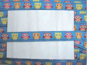 Aqua kleurig sierband met gele, rode, oranje en pinkkleurige uiltjes.  15 mm breed