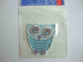 Applicatie uil.  Een opstrijkbare applicatie van 5 x 5.5 cm. Leuk te combineren met de uilen sierbandjes