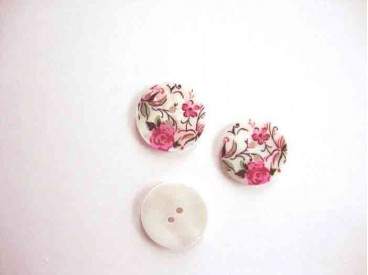 Een ronde parelmoerknoop met een minifleur print. Doorsnee 22mm.