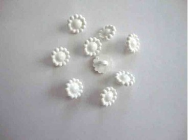 Een witte kunststof bloemknoop met een doorsnee van 10 mm.