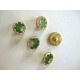 Een ronde, groen/goudkleurige kunststof dames knoop met een bloemrand. Doorsnee 15 mm.