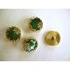 Een ronde, groen/goudkleurige kunststof dames knoop met een bloemrand. Doorsnee 20 mm.