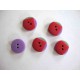 Een rood/groen/paarse kunststof knoop met een doorsnee van 15 mm.