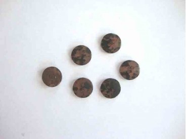 Kunststof 2 gaats knoop Bruin met zwarte vlek 12mm. 525-S7