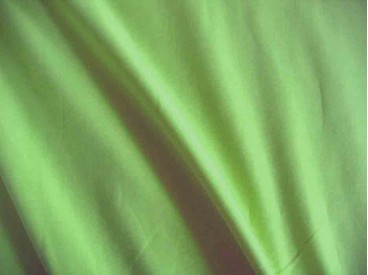 Tricot effen limekleurig. Rekt zowel in de breedte als in de lengte. 95%co/5%el. 1,50 mtr. br. 200gr/m2 