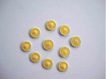 Gele opnaaibare pailletten.  Doorsnee 12 mm.  de laatste 3, worden per stuk verkocht