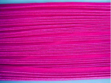 Pinkkleurig elastisch paspelband. Aan twee kanten te gebruiken.  De ene kant is glanzend en de andere kant is mat.  