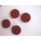 Een rode houten knoop met een doorsnee van 22 mm. 