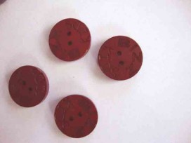 Een rode houten knoop met een doorsnee van 22 mm. 