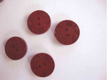 Een rode houten knoop met een doorsnee van 22 mm. 