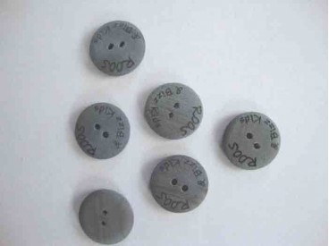 Een houten knoop met een doorsnee van 20 mm.  