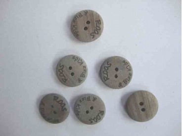 Een houten knoop met een doorsnee van 20 mm.  Van 0,65 voor 0,30 euro