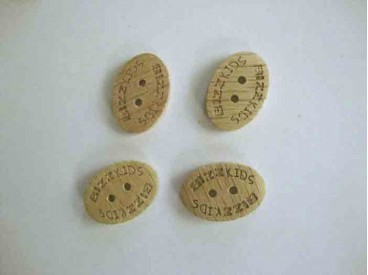 Een houten knoop van 25x15 mm.  