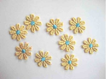 Bloemapplicatie opnaaibaar geel-aqua