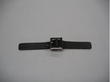 Klein leren riempje. Glad donkerbruin. Met gesp. 10x1 cm.  Kunstleer