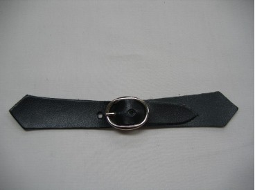 Marine leren riempje in puntvorm 14x2 cm.  Kunstleer