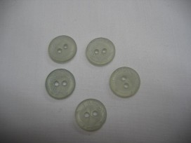 Heel lichtblauwe knoop met krinkel 12 mm.
