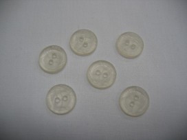 Witte knoop met krinkel 12 mm. 