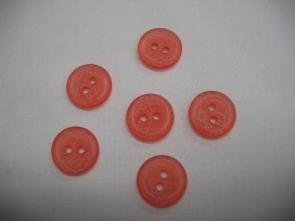 Coralkleurige knoop met krinkel 12 mm. 